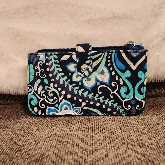 RFID Protected Vera Bradley Wallet In Blue Island Medallion - Picture 3 of 6